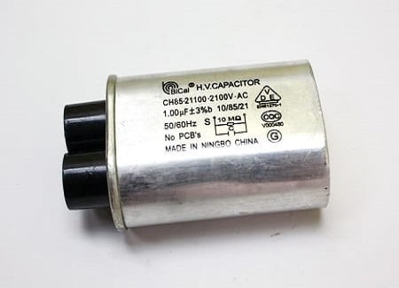 Микровълновата бръмчи: проверява кондензатора