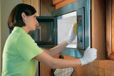 как да почистите микровълновата печка у дома за 5 минути