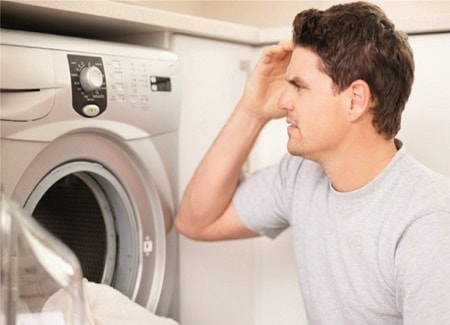 Изважда тапи, причинява проблеми в пералнята